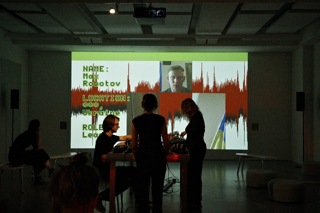 Simultaneous performance at daadgalerie, Berlin, photo: Kyrylo Shum