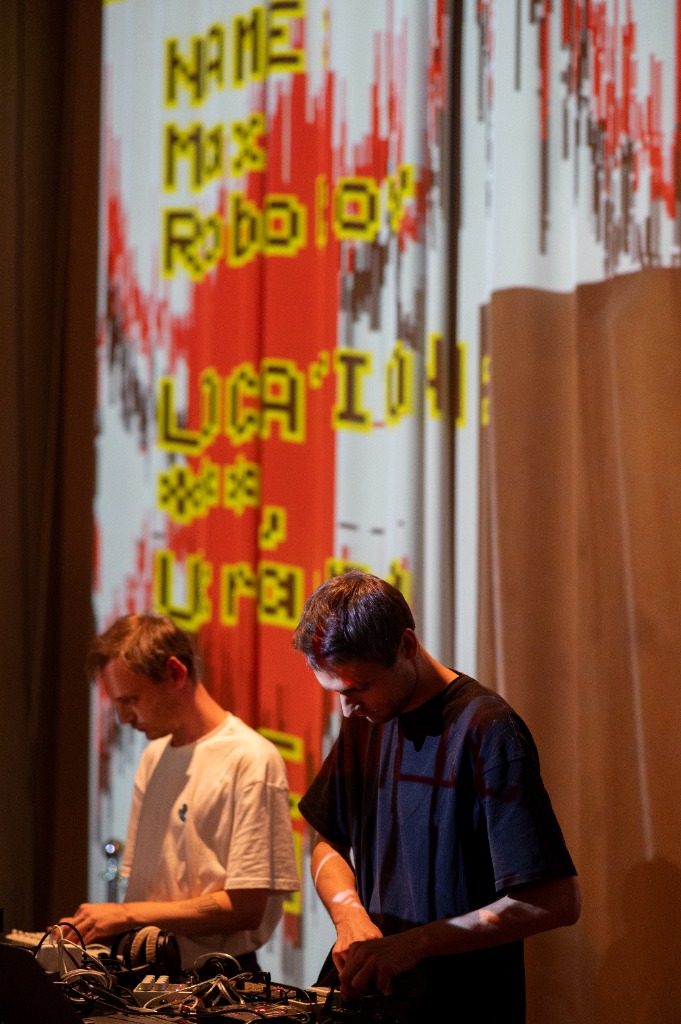 Simultaneous performance at National Art Museum of Ukraine, Kyiv, photo: Ievgen Gensiurovskyi